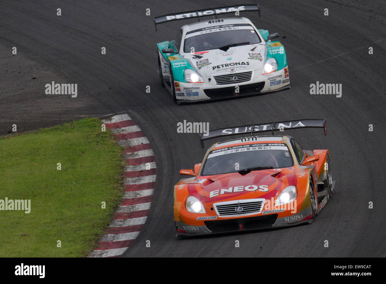 La gara Super GT del 2012 a Sugo presentò Eneos Sustina SC430 e TOM'S SC430, due veicoli di spicco della serie. L'immagine cattura le prestazioni ad alta velocità in pista durante l'evento, mostrando la potenza e la precisione di queste macchine da corsa. Foto Stock
