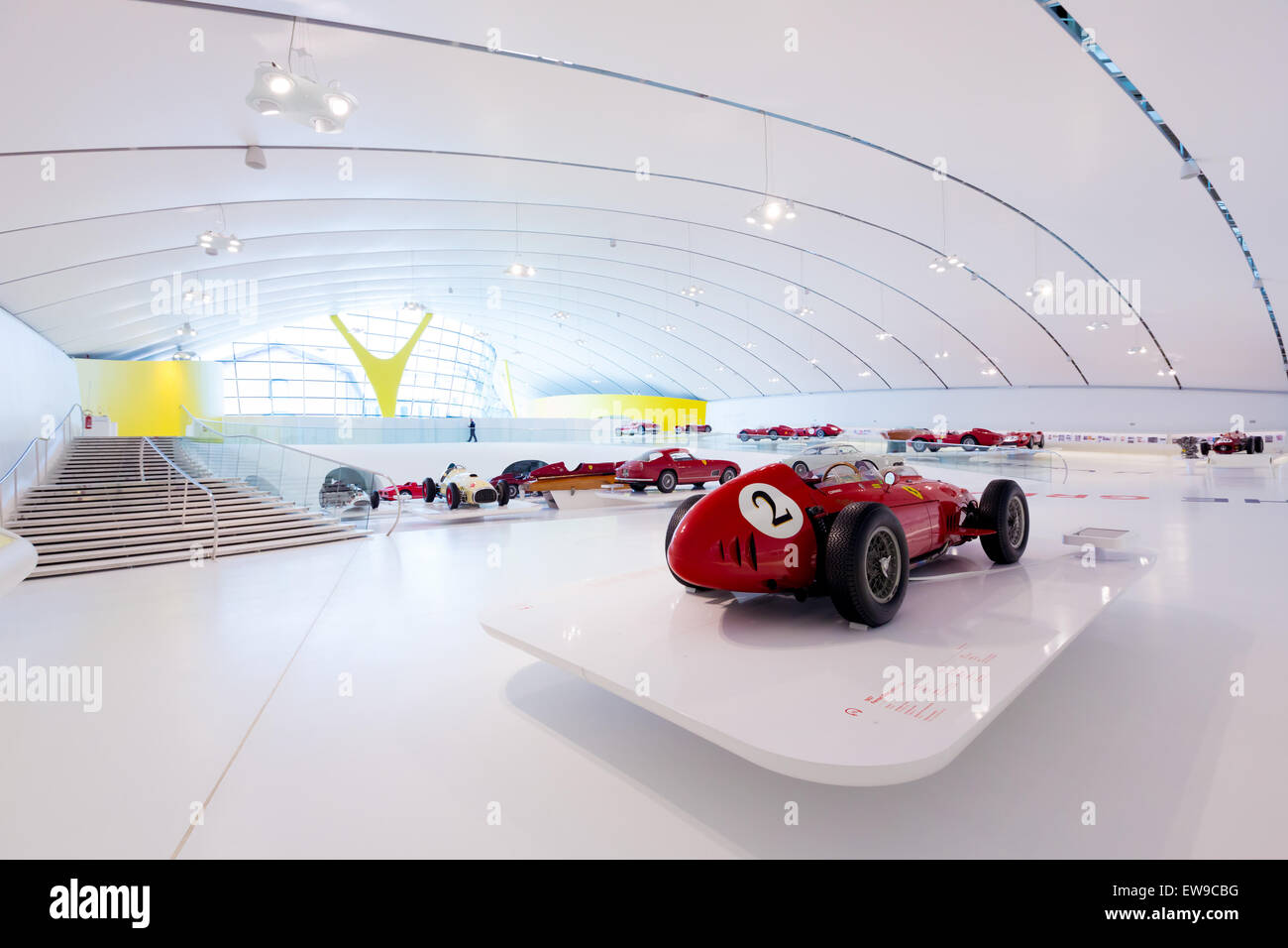 L'immagine mostra gli interni del Museo Enzo Ferrari, con mostre dedicate alla vita e al lavoro del leggendario innovatore automobilistico Enzo Ferrari, tra cui auto d'epoca e cimeli. Foto Stock
