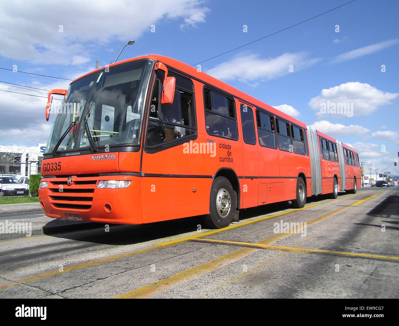 L'espresso Biarticulado di Curitiba è un tipo di autobus articolato progettato per un efficiente trasporto di massa. Questi autobus fanno parte del sistema di trasporto integrato della città, che fornisce trasporti rapidi ed ecologici attraverso le aree urbane di Curitiba, Brasile. Noti per il loro design bi-articolato, sono in grado di trasportare un gran numero di passeggeri riducendo al contempo la congestione. Foto Stock