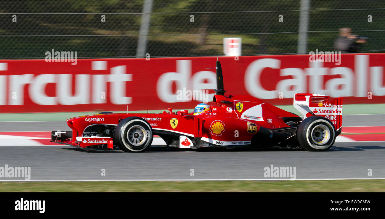 Fernando Alonso ha partecipato al test di Formula 1 2013 della Catalogna dal 19 al 22 febbraio, completando una serie di giri e test con il suo team. L'evento è stato cruciale per l'analisi delle prestazioni e lo sviluppo della strategia in vista della stagione agonistica, contribuendo alla preparazione del team alle prossime competizioni. Foto Stock