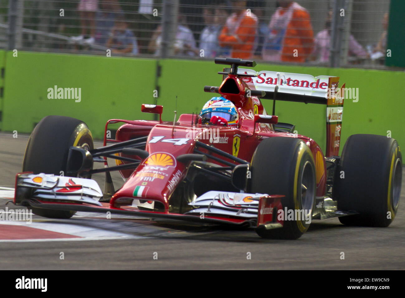 Fernando Alonso durante il Gran Premio di Singapore 2014, partecipando alla prima sessione di prove. Alonso, un pilota spagnolo di Formula 1, era noto per la sua abilità e la sua posizione strategica in questo sport altamente competitivo. Foto Stock