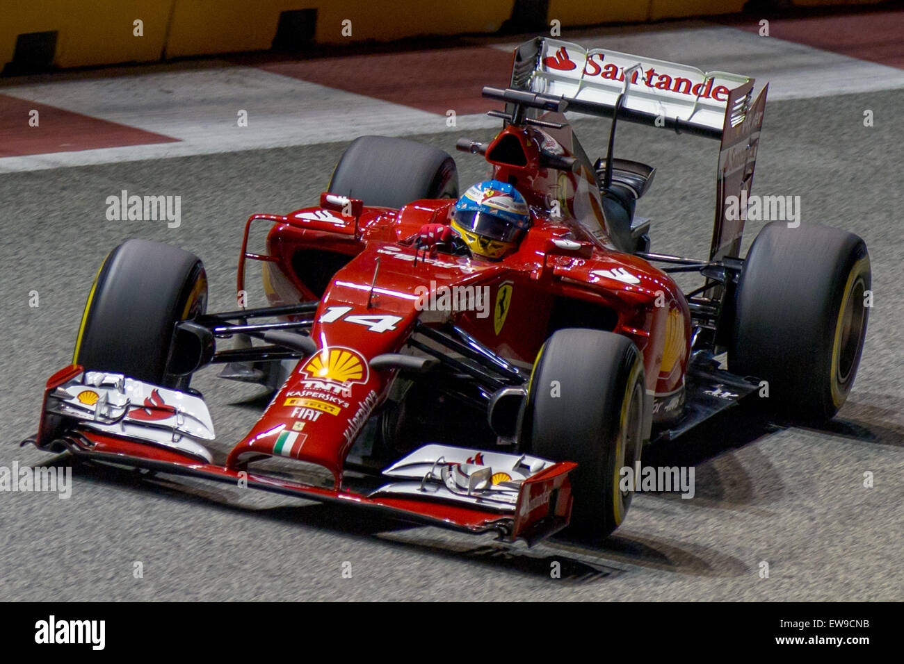 Questa immagine mostra Fernando Alonso durante il Gran Premio di Singapore 2014, FP2 (seconda sessione di prove). La foto evidenzia lo spettacolo di Alonso nell'impegnativo circuito di Singapore. Foto Stock
