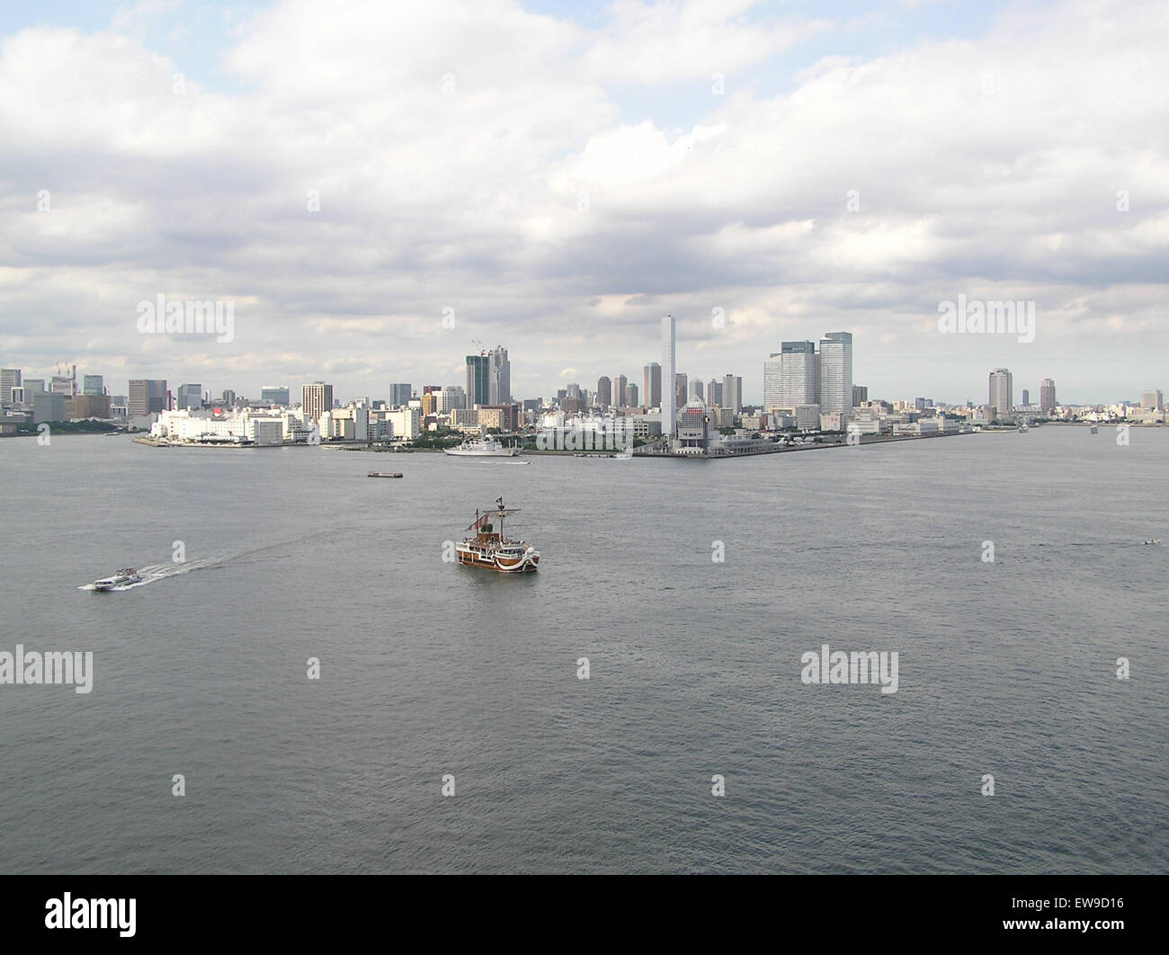 Questa fotografia del 27 luglio 2003 mostra la *Going Merry*, una nave dell'anime *One Piece*, ormeggiata al terminal del porto di Harumi a Tokyo. Cattura la connessione tra la finzione e le ambientazioni del mondo reale. Foto Stock