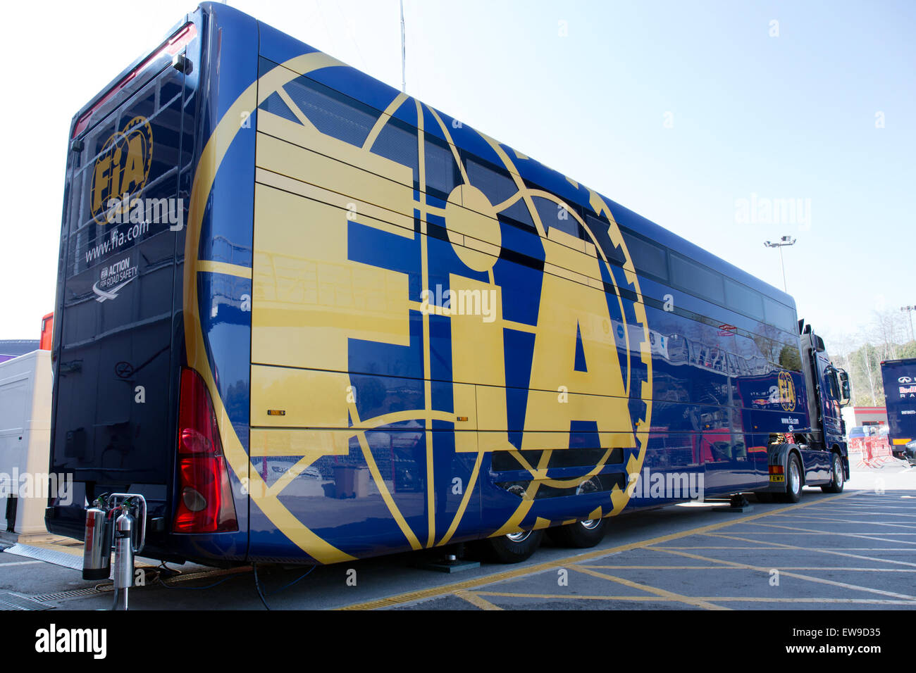 Questa immagine mostra la vista posteriore del trasportatore FIA durante il test di Formula 1 2013 in Catalogna, mostrando le attrezzature logistiche e di supporto utilizzate durante i test. Il trasportatore è una parte essenziale delle operazioni di Formula 1. Foto Stock