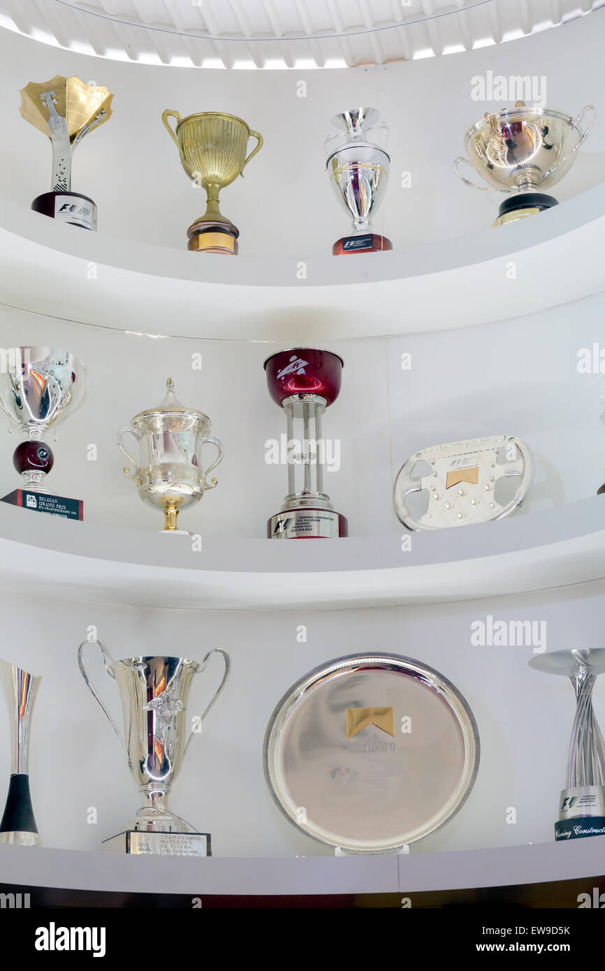 Una mostra di prestigiosi trofei di Formula 1 al Museo Ferrari di Maranello. La collezione mette in mostra i successi storici della Ferrari nel mondo delle corse di Formula uno, mettendo in evidenza la loro eredità di vittorie ed eccellenza nel Motorsport. Foto Stock