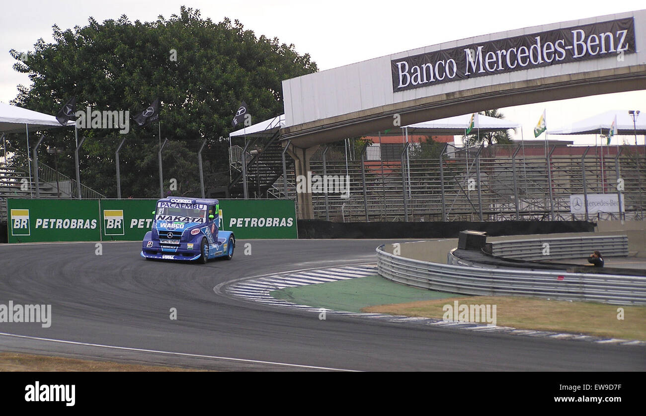 La Mercedes-Benz Cangueiro del 2006 ha partecipato alla gara di Formula Truck sul circuito di Senna. Questo evento ha visto la partecipazione di potenti veicoli da corsa in uno dei principali eventi motoristici dedicati alle corse di autocarri, mostrando velocità e prestazioni. Foto Stock