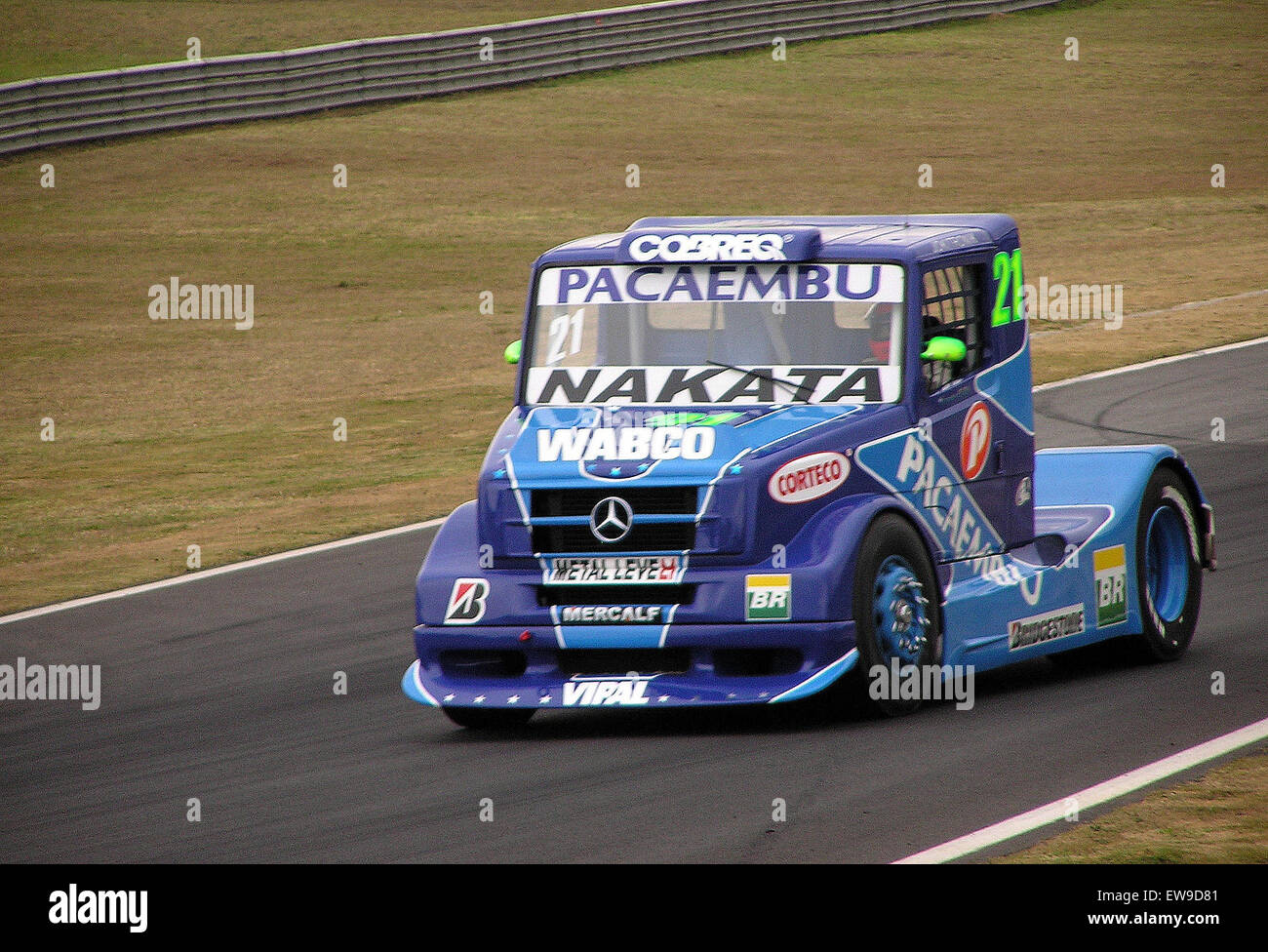 Il Mercedes-Benz Cangueiro, un potente veicolo di Formula, rappresenta gli sport motoristici moderni. Costruito per garantire velocità e prestazioni elevate, questo veicolo partecipa alle gare di Formula Truck, mettendo in mostra l'ingegneria e la tecnologia alla base dei veicoli ad alte prestazioni. Foto Stock