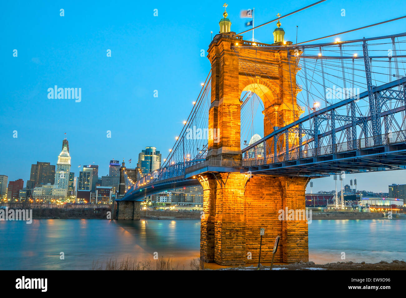 Alba vista di Roebling ponte congiungente Covington, KY a Cincinnati, OH Foto Stock