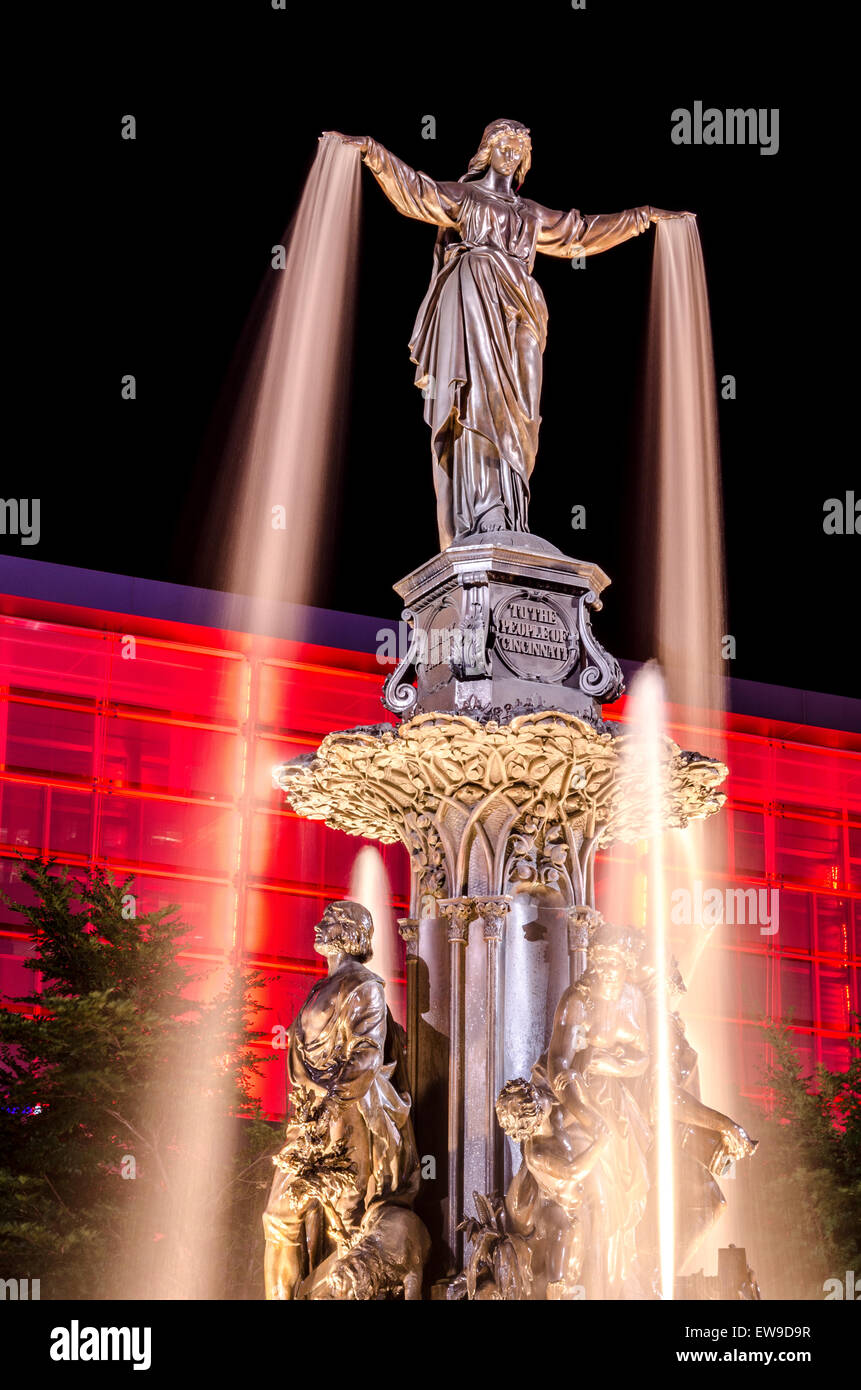 Piazza Fontana, Cincinnati a notte con l'edificio rosso Foto Stock