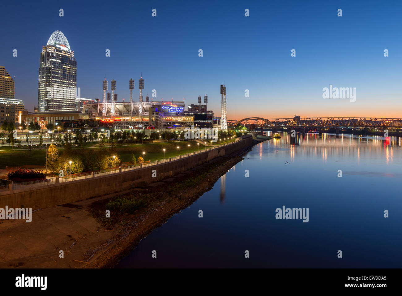 Alba sopra Cincinnati skyline e le rive del fiume Ohio Foto Stock