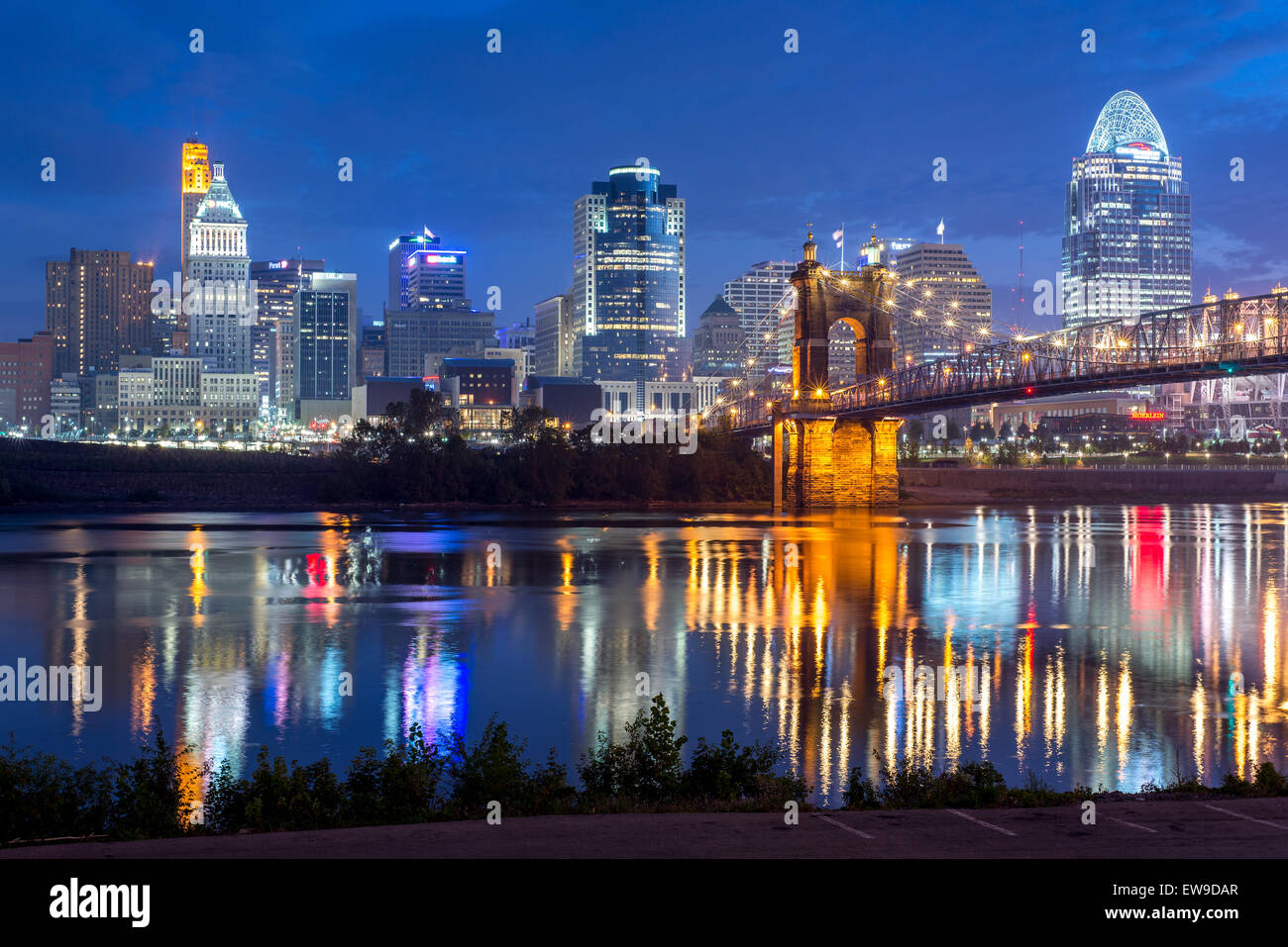 Alba sopra Cincinnati skyline e il fiume Ohio con Roebling ponte in primo piano Foto Stock