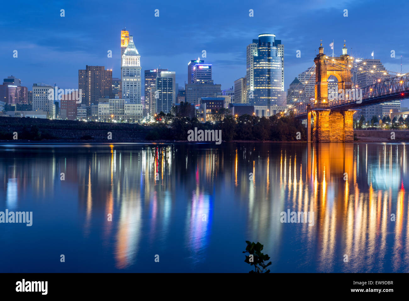 Cincinnati Downtown a sunrise con il fiume Ohio e Roebling ponte in primo piano Foto Stock