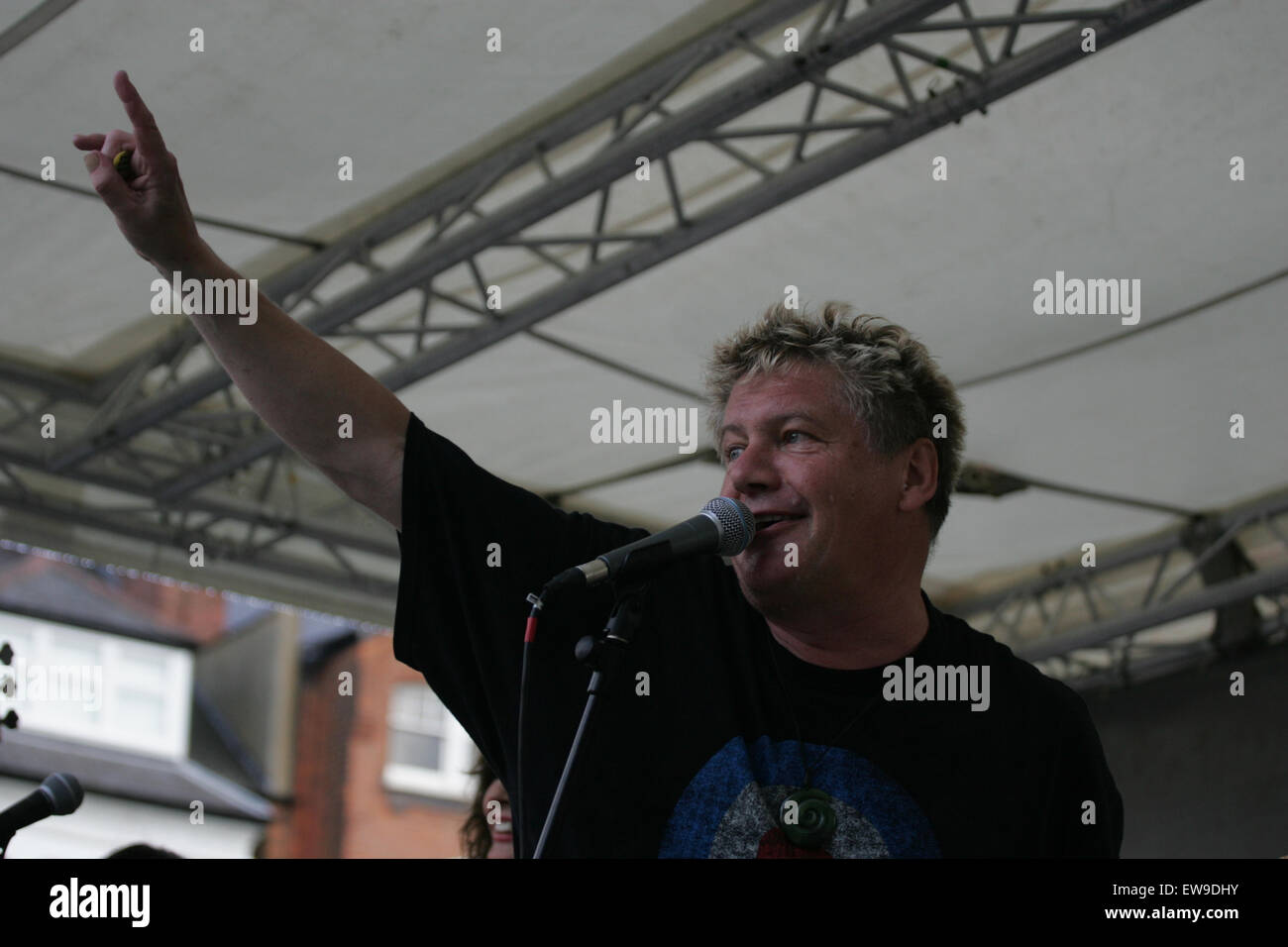 Londra, Regno Unito. Xx Giugno, 2015. Band locale esegue per arrotondare la notte. Centinaia accorrevano a Muswell Hill' per una cerimonia per assegnare un nome alla nuova piazza Credito: Finn Nocher/Alamy Live News Foto Stock