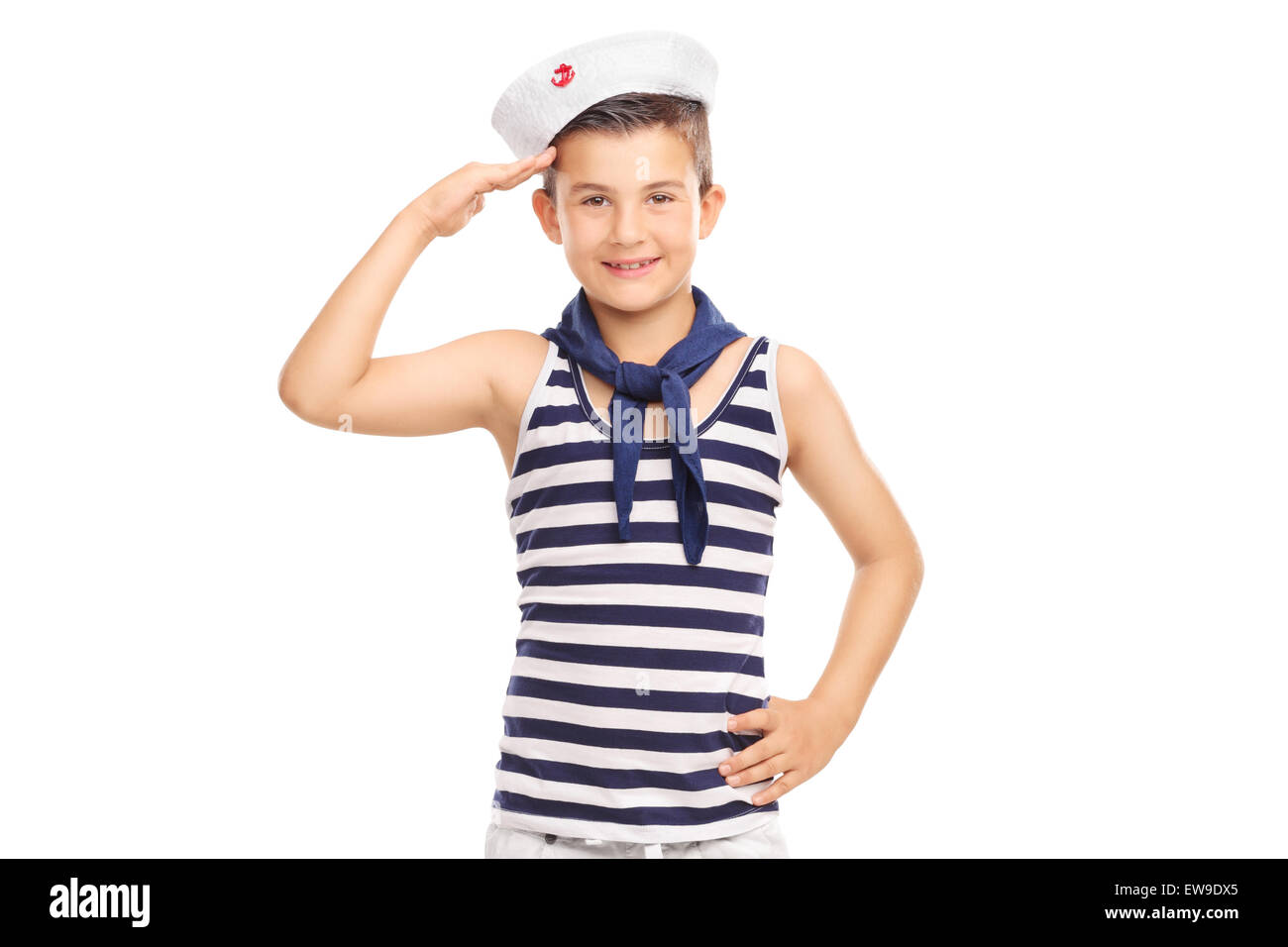 Carino piccolo bambino in un marinaio salutando uniforme verso la telecamera isolata su sfondo bianco Foto Stock