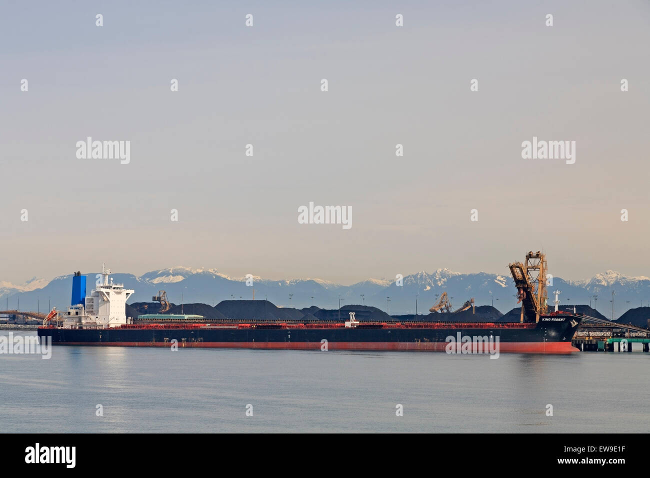 Trasporto di carbone nave ormeggiata a Roberts Bank coal terminal, Delta, British Columbia Foto Stock