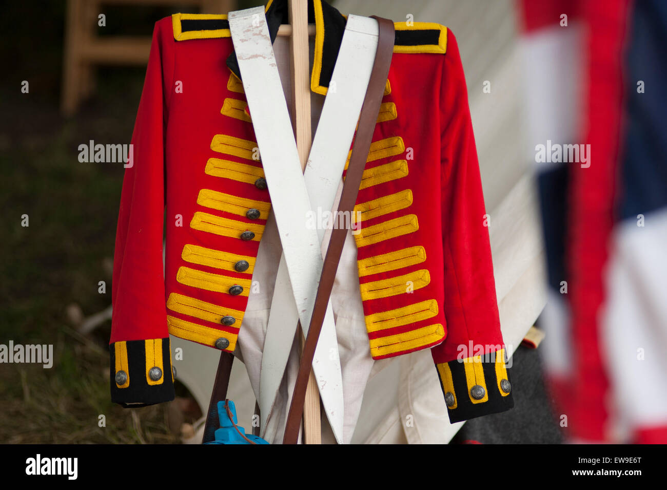 I Lions Mound, Waterloo, Belgio. Xx Giugno, 2015. Faccende mattutine al bivacco alleate nella seconda giornata del massiccio di rievocazione storica della Battaglia di Waterloo. Uniformi appeso fuori tende ad asciugare. Credito: Malcolm Park editoriale/Alamy Live News Foto Stock