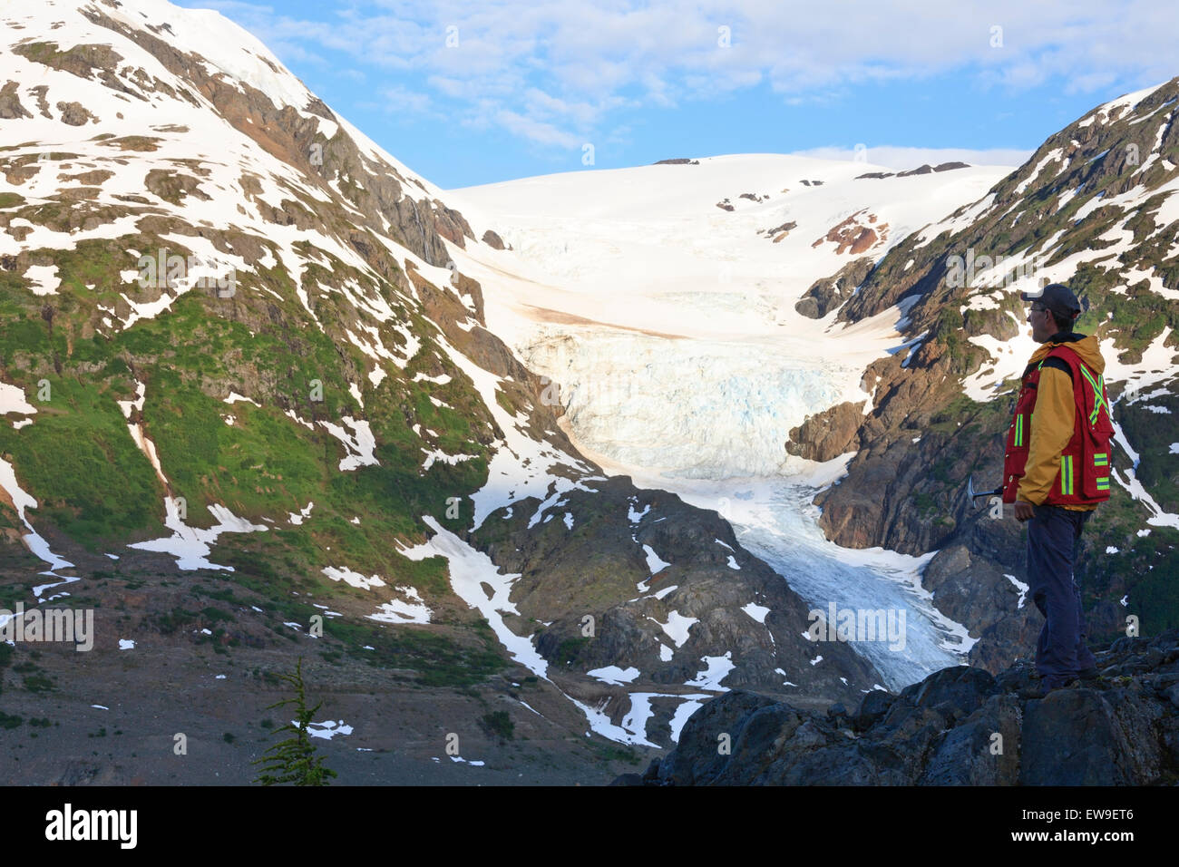 Geologo di prospezione dei minerali, salmone area del ghiacciaio, Stewart, British Columbia Foto Stock