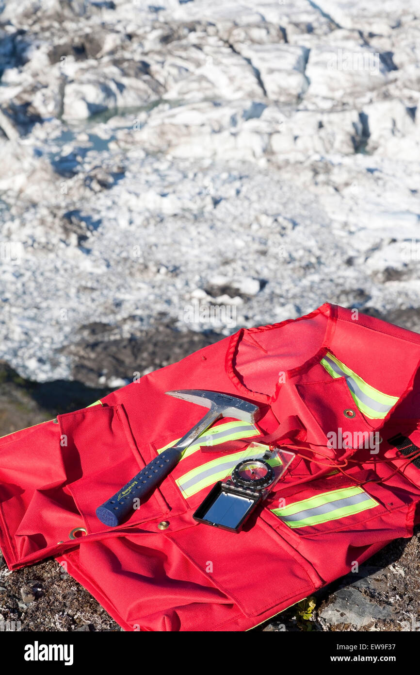 Il geologo vest, bussola e martello rock Foto Stock