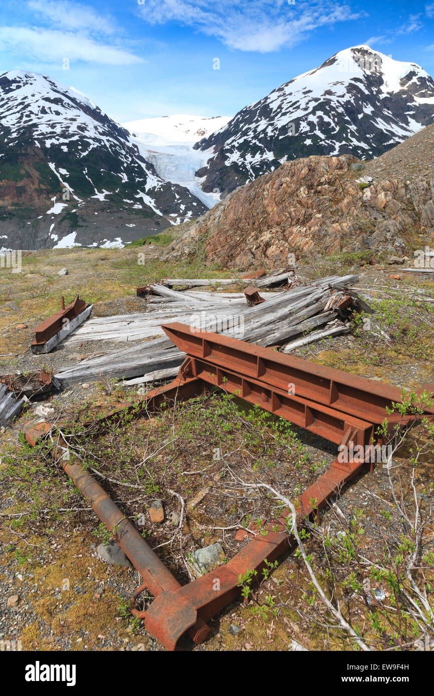 Vecchi sled mineraria usata per tirare le forniture dietro i trattori sui ghiacciai, Granduc Mine Road, Stewart, British Columbia Foto Stock