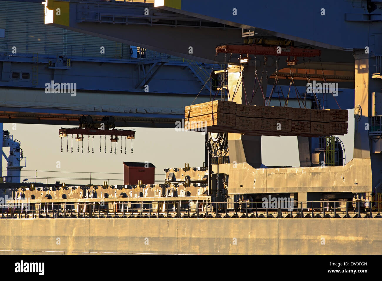 Freighter essendo caricato con legname, duca Point Wharf, Nanaimo, Isola di Vancouver, British Columbia Foto Stock