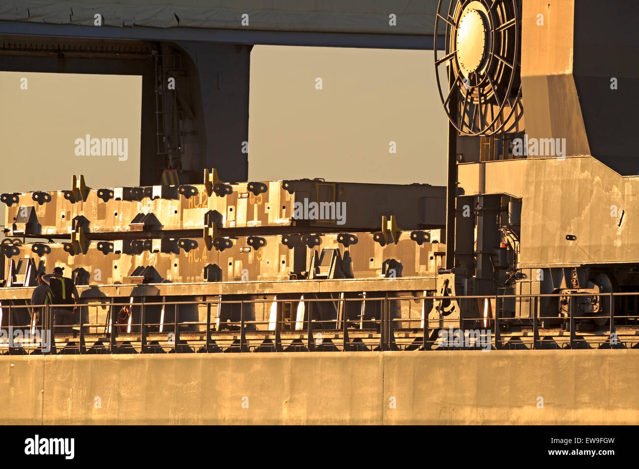 Close up freighter essendo caricato con legname al tramonto, duca Point Wharf, Nanaimo, Isola di Vancouver, British Columbia Foto Stock