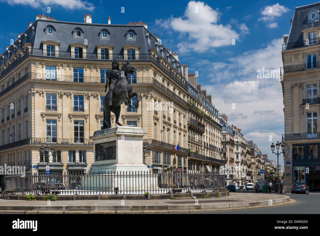 Luigi XIV la statua e architettura Parigina a Place des Victoires, Parigi, Francia Foto Stock