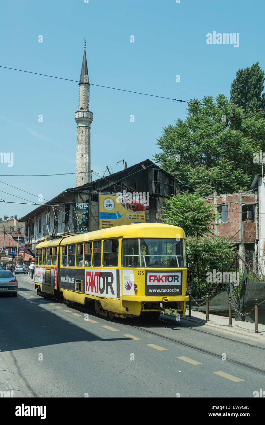 Una strada del centro con una fermata del tram a Sarajevo Foto Stock