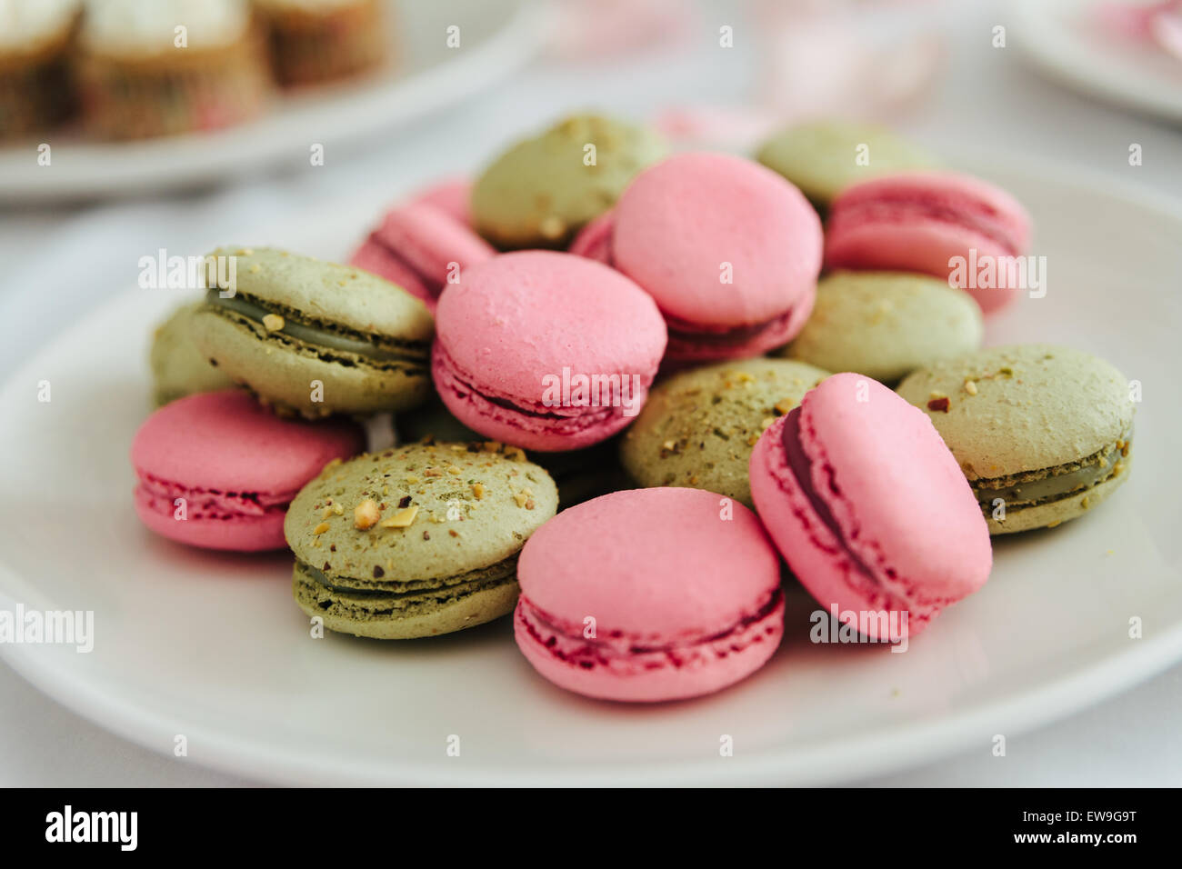 Fresh macarons sulla piastra bianca Foto Stock