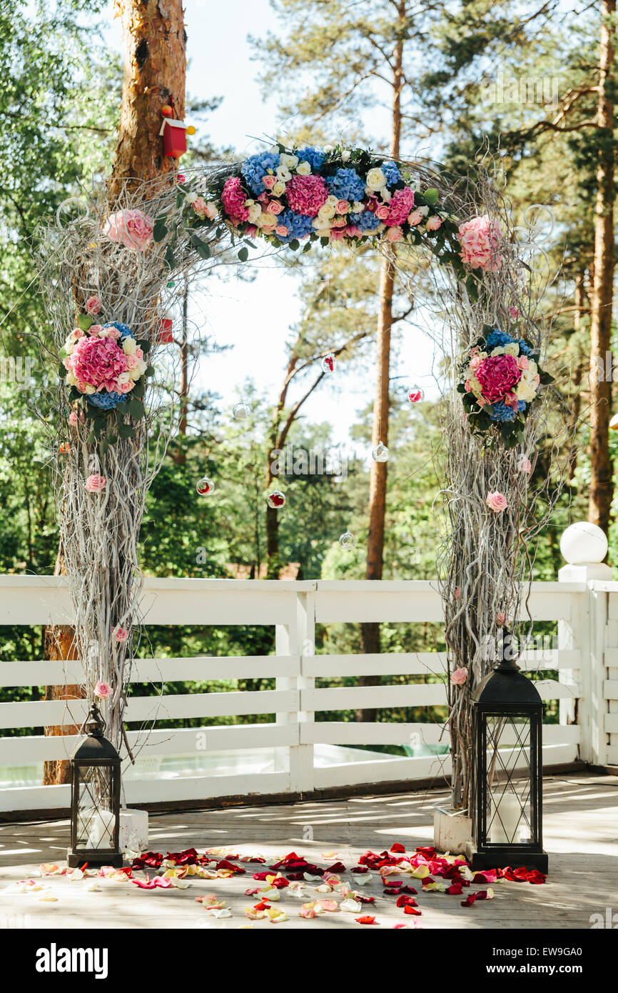 Bella strada con petali di rosa per un matrimonio Foto Stock