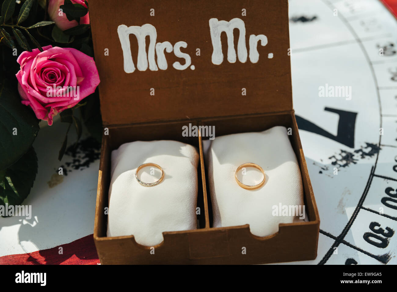 Gli anelli di nozze nella confezione decorativa Foto Stock