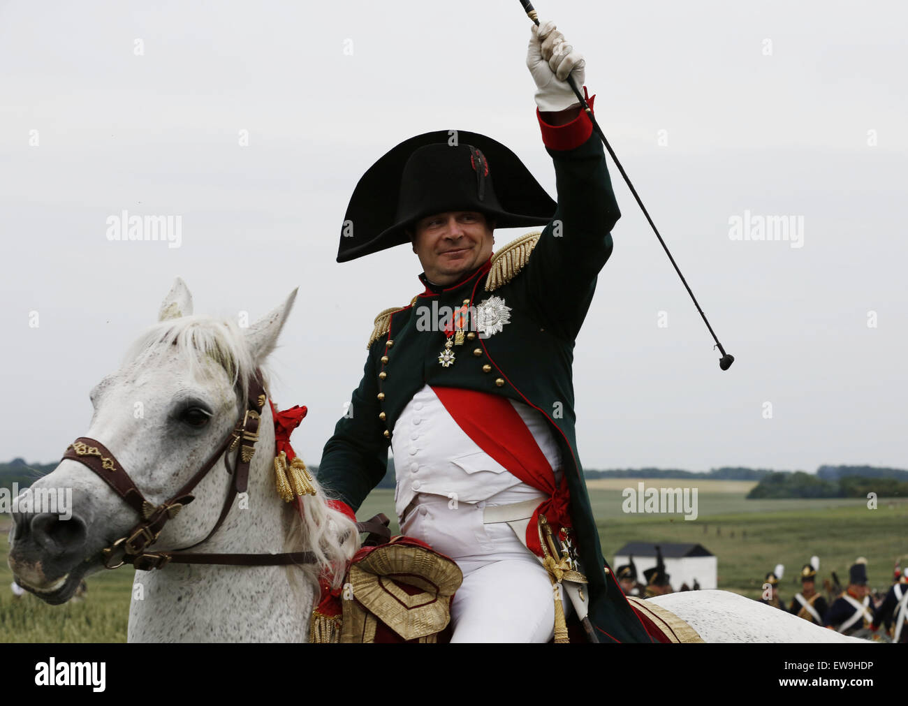 Waterloo, Belgio. Xx Giugno, 2015. Avvocato francese Franck Sansone, che interpreta il ruolo di Napoleone I gesti sul suo cavallo durante la rievocazione della "Allied contrattacco' battaglia come parte delle celebrazioni del bicentenario per la battaglia di Waterloo, a Waterloo, Belgio 20 giugno 2015. Credito: Voi Pingfan/Xinhua/Alamy Live News Foto Stock