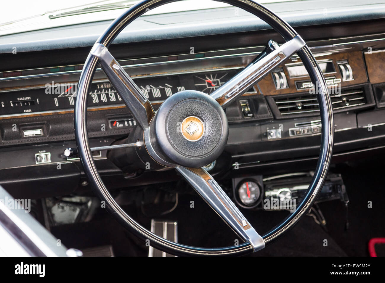 PAAREN IM GLIEN, Germania - 23 Maggio 2015: cabina di un'auto d'epoca Chrysler New Yorker, 1965. Oldtimer mostrano in MAFZ. Foto Stock