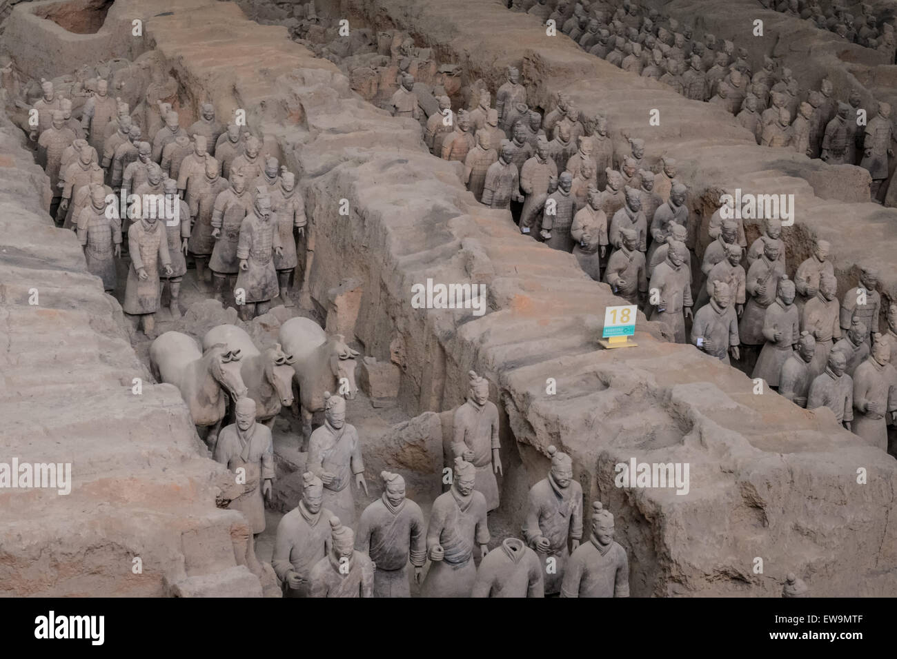 Soldati e animali sculture dell'Esercito dei Guerrieri di terracotta nel luogo di sepoltura originale nel distretto di Lintong, Xi'an, Cina Foto Stock