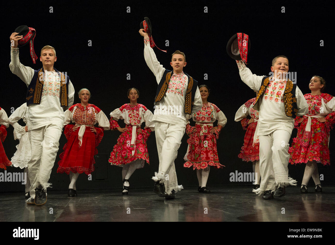 Zagabria, Croazia. Xx Giugno, 2015. Il croato ragazzini eseguire durante il dodicesimo internazionale dei bambini e della gioventù Folklore Festival a Lisinski Concert Hall a Zagabria, la capitale della Croazia, 20 giugno 2015. Credito: Miso Lisanin/Xinhua/Alamy Live News Foto Stock
