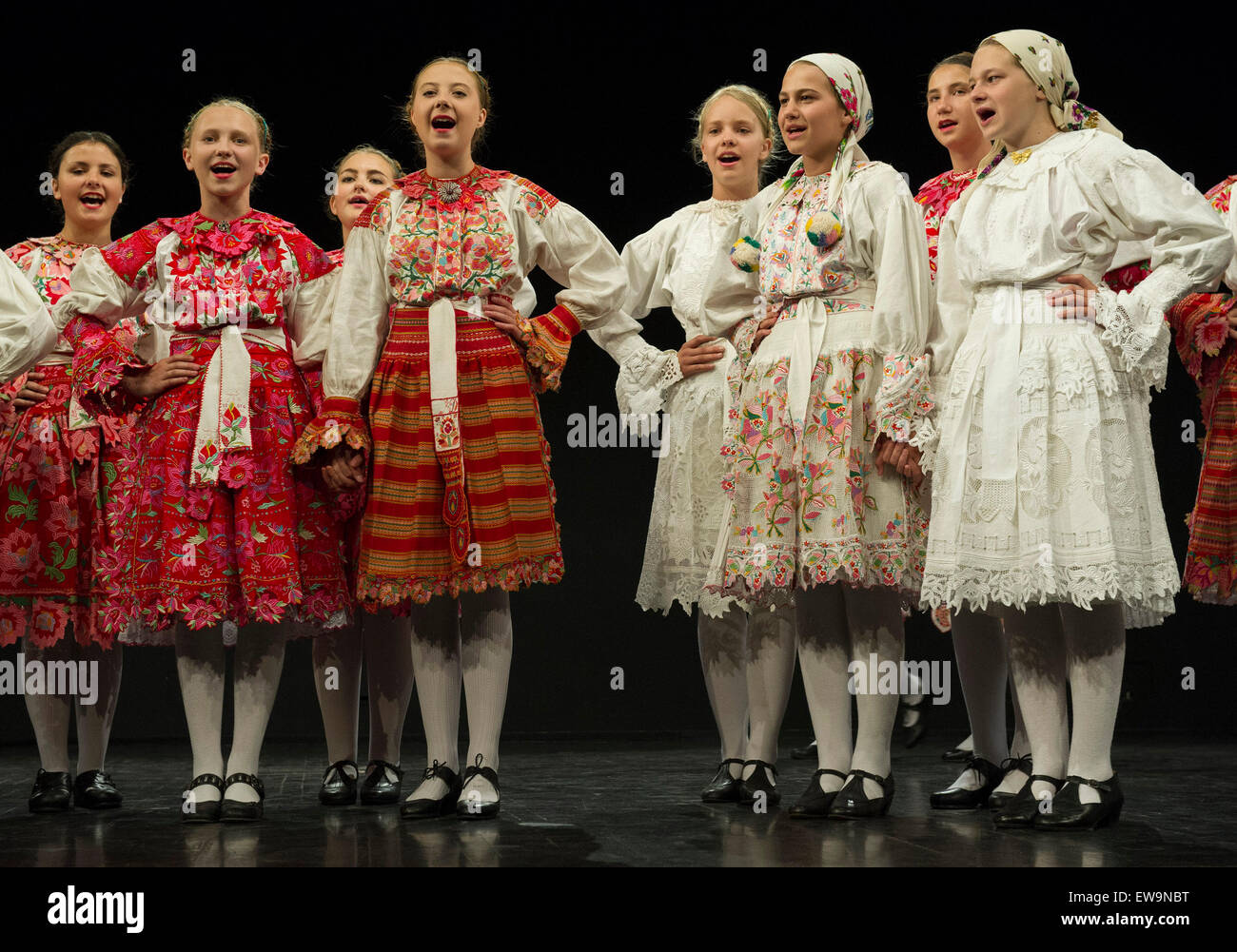 Zagabria, Croazia. Xx Giugno, 2015. Il croato ragazzini eseguire durante il dodicesimo internazionale dei bambini e della gioventù Folklore Festival a Lisinski Concert Hall a Zagabria, la capitale della Croazia, 20 giugno 2015. Credito: Miso Lisanin/Xinhua/Alamy Live News Foto Stock