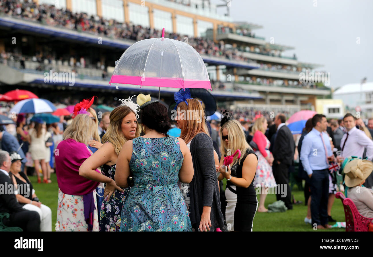 Londra, Regno Unito. Xx Giugno, 2015. Gara frequentatori sono visto il quinto giorno di Royal Ascot a Ascot Racecourse in Ascot, Gran Bretagna il 20 giugno 2015. Credito: Han Yan/Xinhua/Alamy Live News Foto Stock
