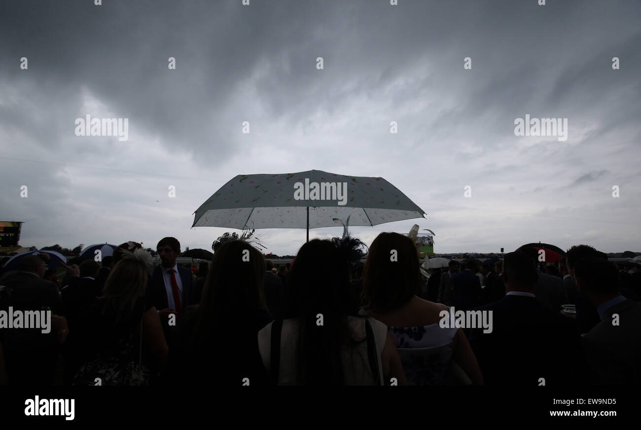 Londra, Regno Unito. Xx Giugno, 2015. Gara frequentatori sono visto il quinto giorno di Royal Ascot a Ascot Racecourse in Ascot, Gran Bretagna il 20 giugno 2015. Credito: Han Yan/Xinhua/Alamy Live News Foto Stock
