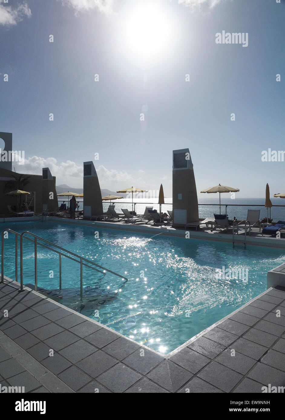 Piscina sul tetto vista sull Oceano Atlantico sundown Grand Isola Canarie, Spagna Foto Stock