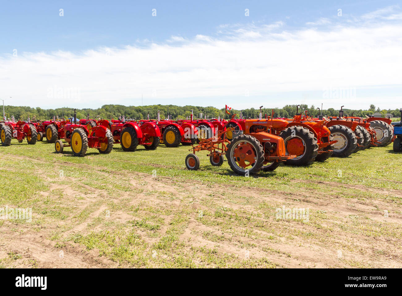 Campo di trattori in corrispondenza di un antico Power Show in Lindsay, Ontario Foto Stock