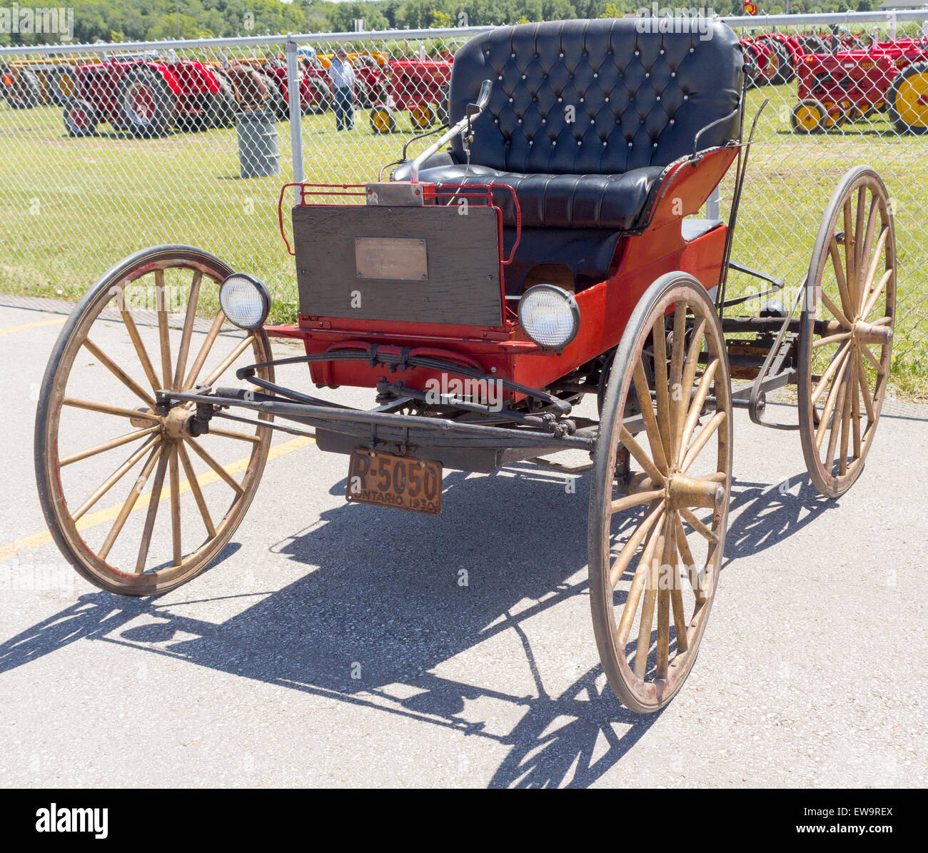 Replica del carrello horseless con 1930 Ontario piastra di licenza presso Antique Power Show in Lindsay, Ontario Foto Stock