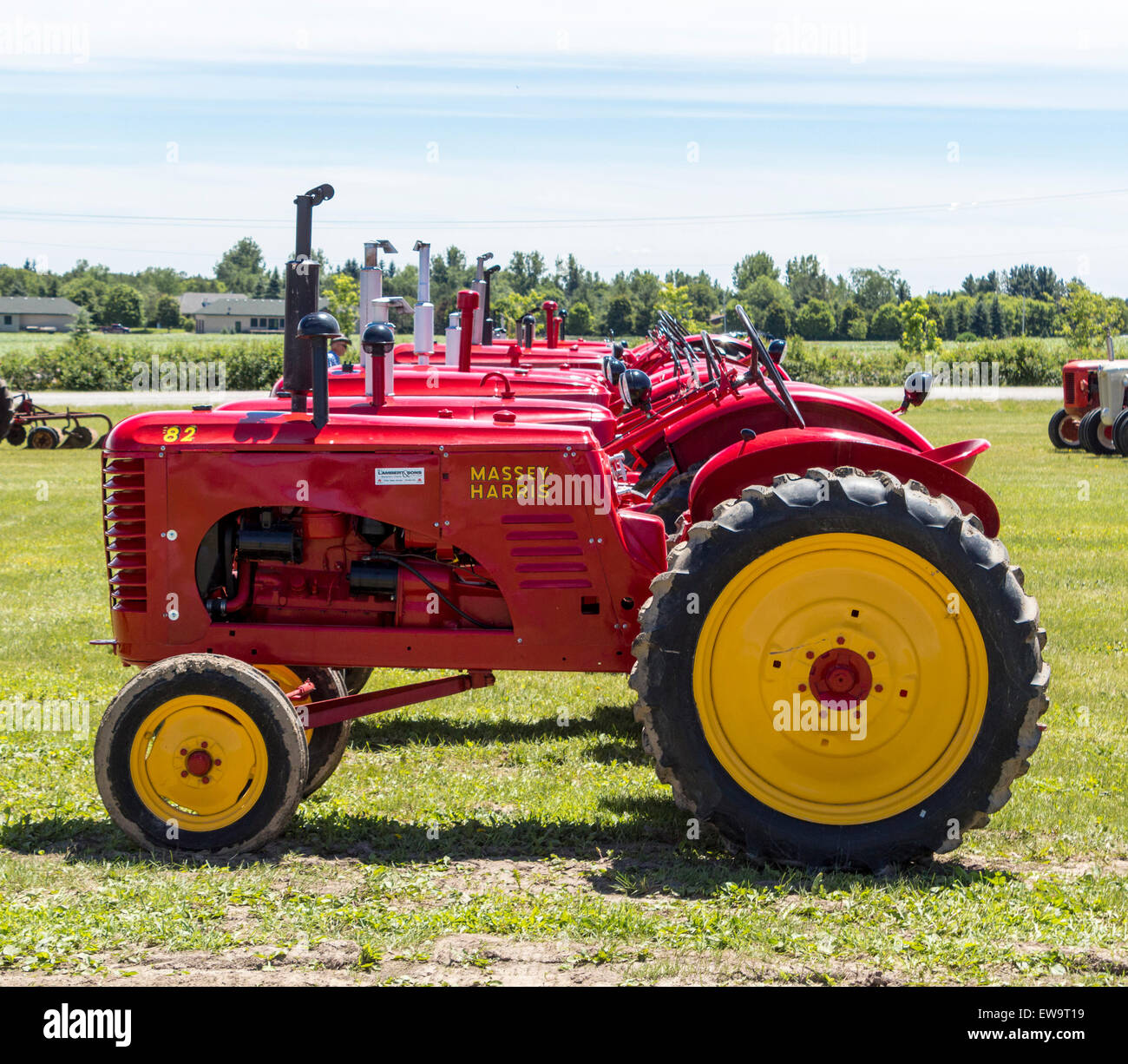 Riga di antichi Massey Harris Trattori a potenza antichi mostrano in Lindsay, Ontario Foto Stock