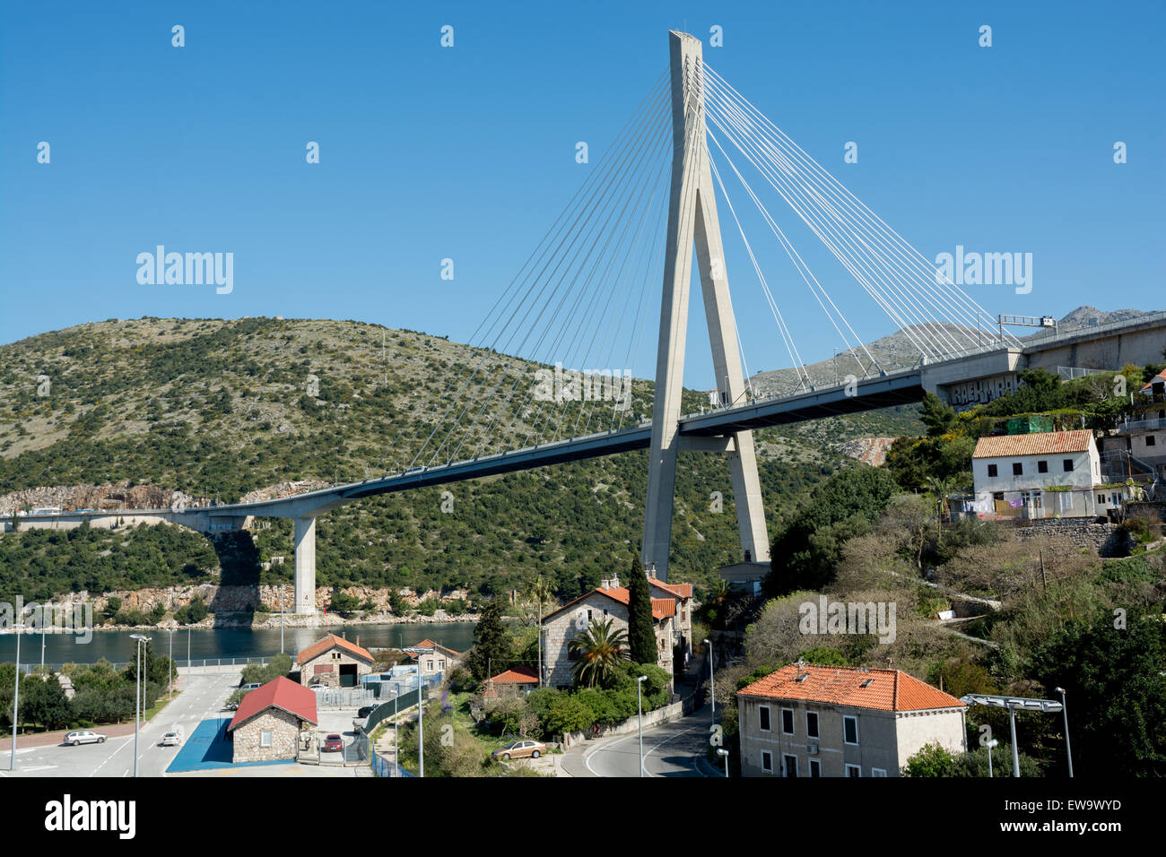 Franjo Tudman Ponte Sospeso con Cavi di sospensione ponte all'approccio occidentale a Dubrovnik accanto al porto di Gruz, Dubrovnik, Croazia Foto Stock