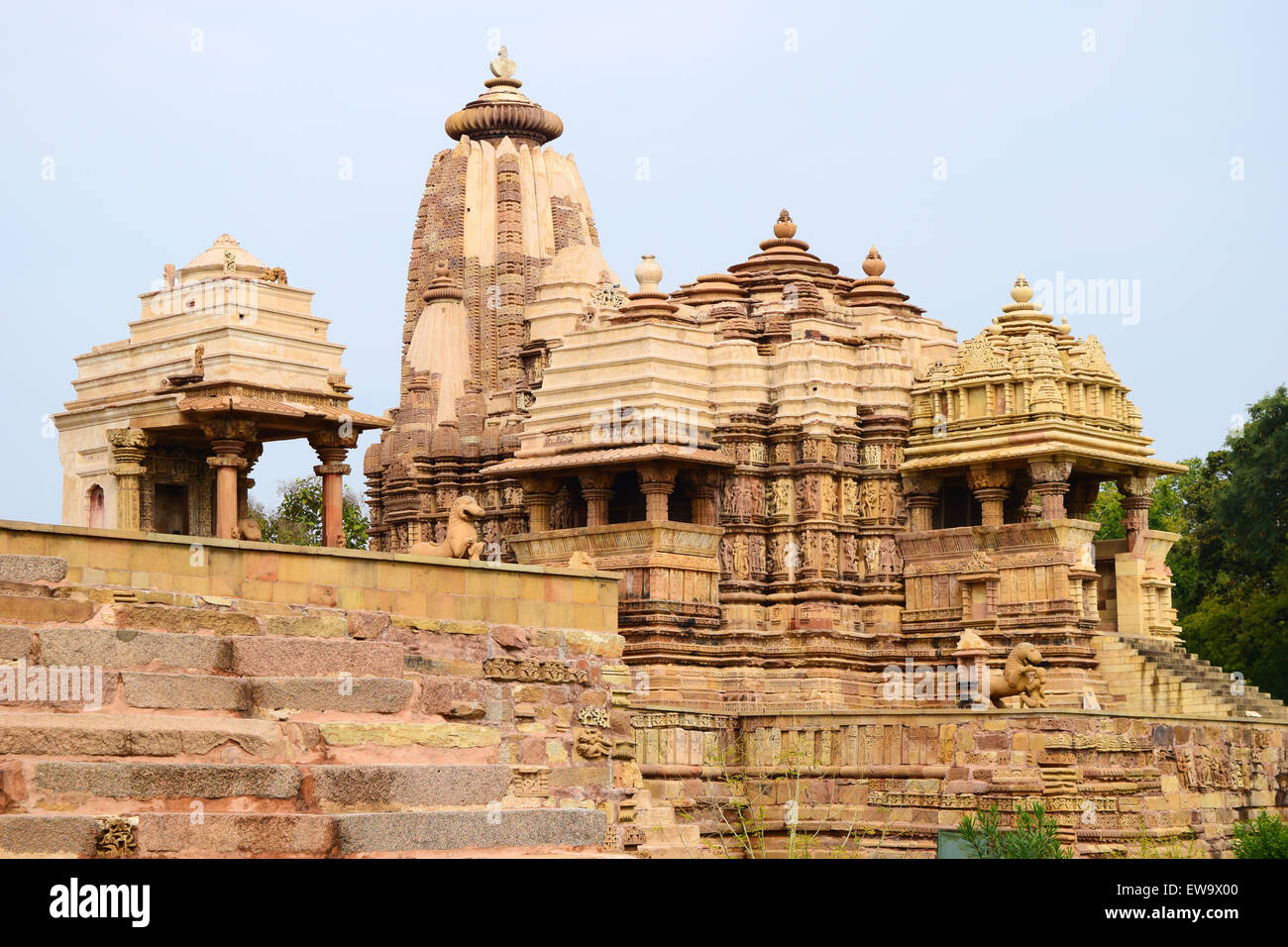 Khajuraho Devi Jagadambi Temple Khajuraho Gruppo di monumenti templi di Khajuraho India tempio complesso vista di architettura Foto Stock