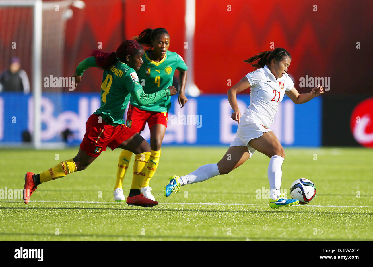 Edmonton, Canada. Xx Giugno, 2015. Della Cina di Wang Lisi (R) compete durante un turno di 16 match contro il Camerun al 2015 FIFA Coppa del mondo femminile in Edmonton, Canada, 20 giugno 2015. La Cina ha vinto 1-0 e avanzate per i quarti. Credito: Ding Xu/Xinhua/Alamy Live News Foto Stock