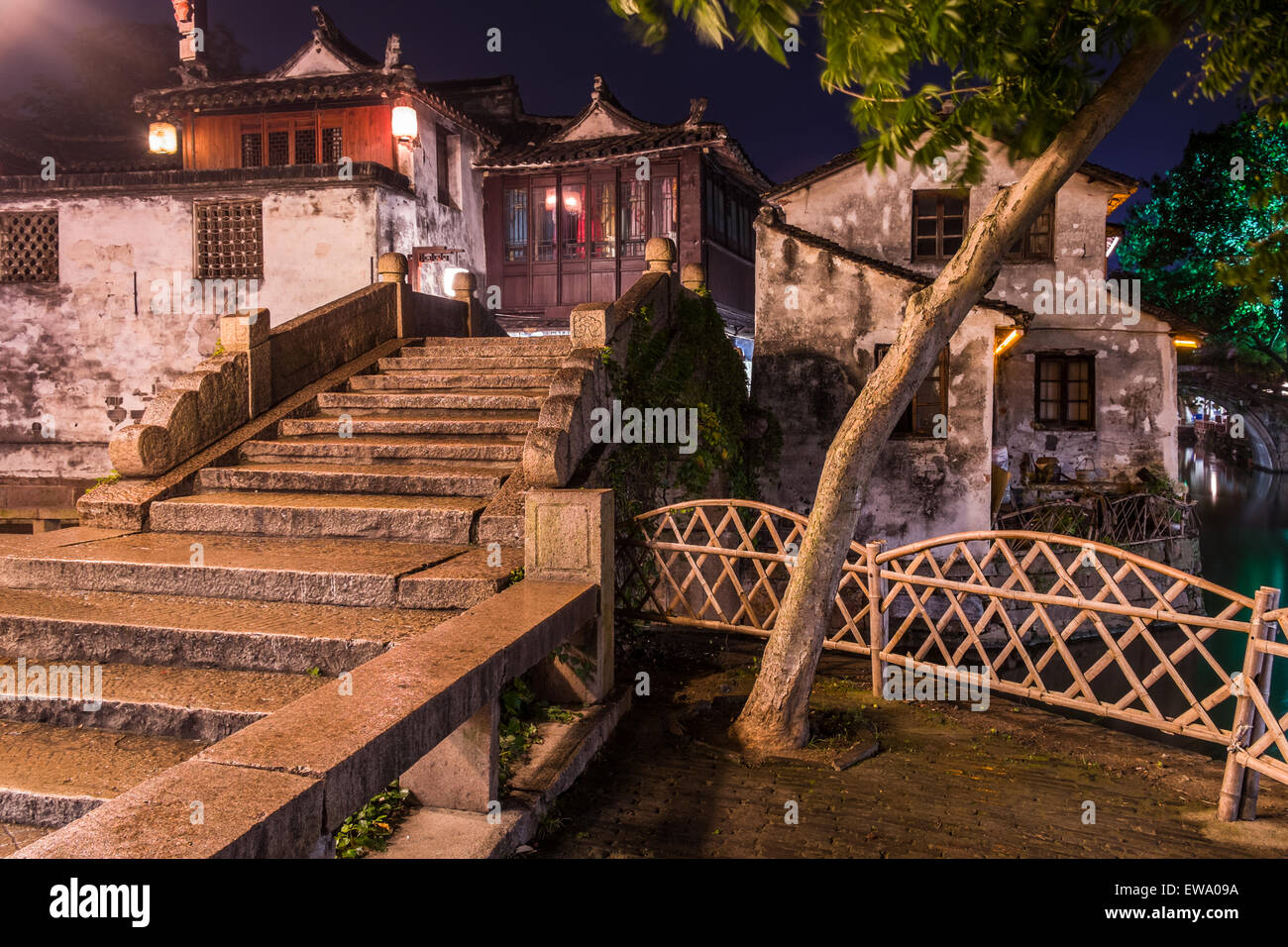 Scale che conducono ad un ponte di pietra e tradizionali case cinesi nella storica e panoramica città d'acqua Zhouzhuang, Cina Foto Stock