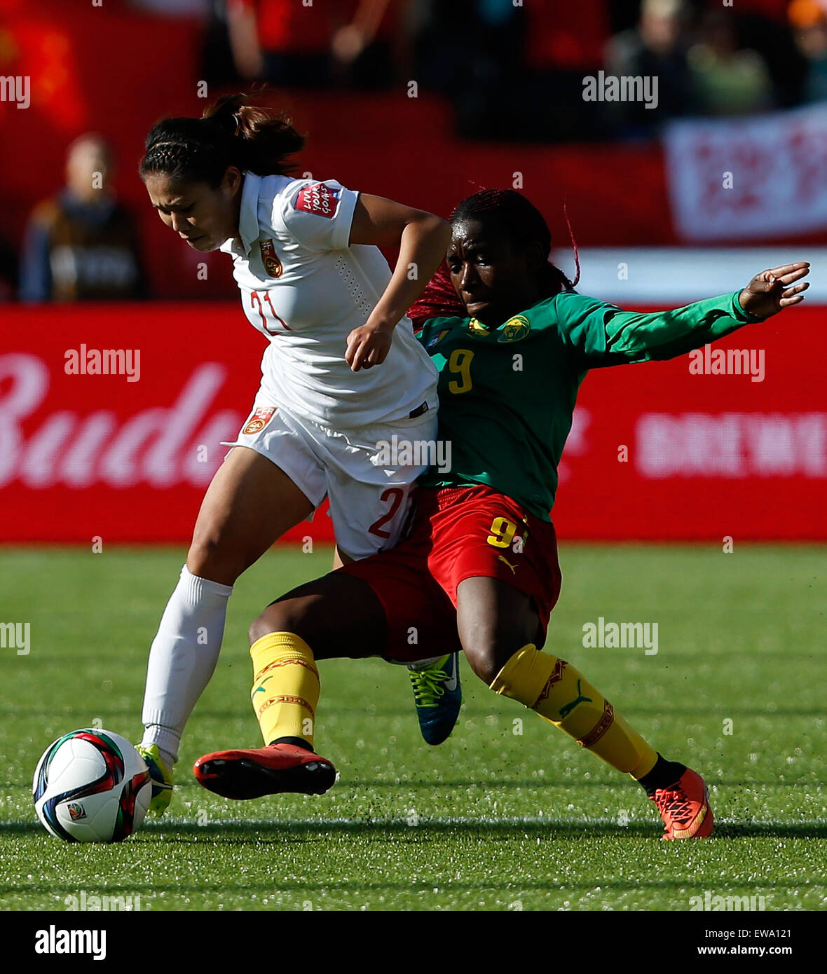 Edmonton. Xx Giugno, 2015. Wang Lisi (L) della Cina con vies Madeleine Ngono Mani del Camerun durante un turno di 16 corrispondono al Commonwealth Stadium di Edmonton, Canada il 20 giugno 2015. La Cina ha vinto 1-0. Credito: Wang Lili/Xinhua/Alamy Live News Foto Stock