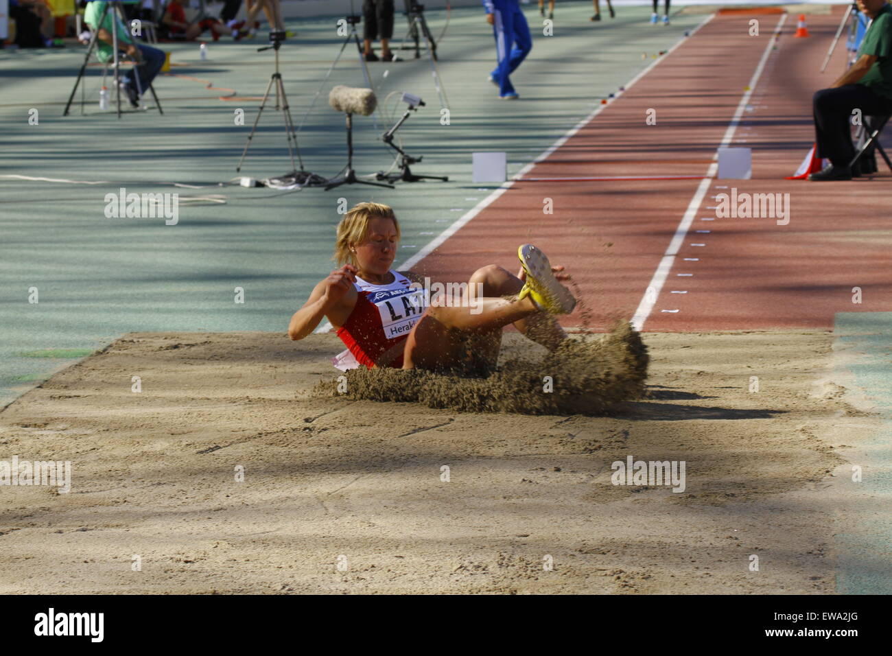 Heraklion, Grecia. Xx Giugno, 2015. Il lettone triple ponticello Madara Apine è raffigurato in azione al 2015 l'Atletica Europea Campionati del Team prima lega. Il primo giorno del 2015 Europeo di Atletica Leggera Campionati del team Primo Campionato visto 21 eventi con 1 atleta da ciascuno dei dodici paesi partecipanti di prendere posto nella Pankrition Stadium di Heraklion a Creta. © Michael Debets/Pacific Press/Alamy Live News Foto Stock