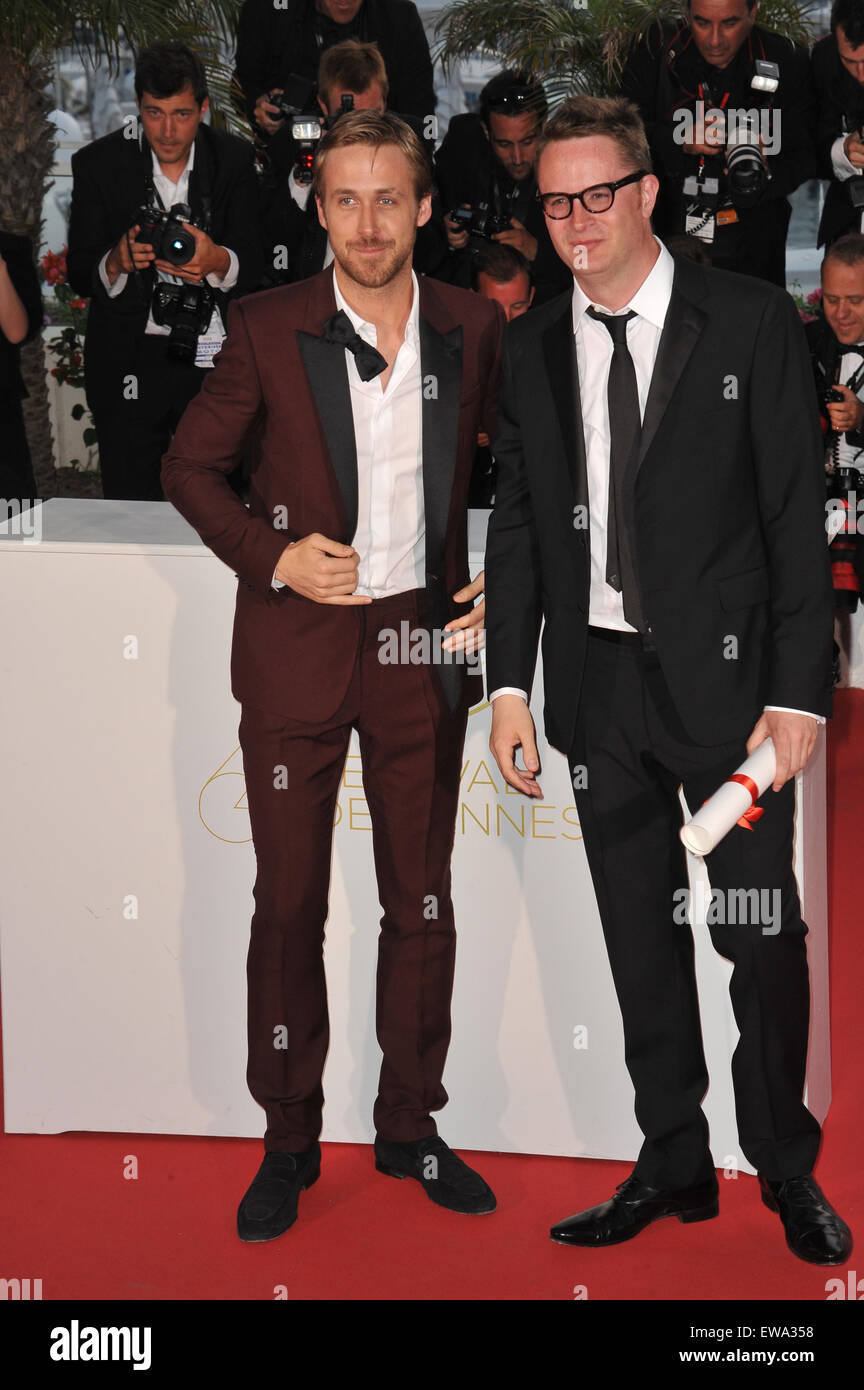 CANNES, Francia - 22 Maggio 2011: Ryan Gosling (sinistra) & direttore di Nicolas Winding Refn - vincitore del Best Director Award per il suo film 'Drive' Al sessantaquattresimo Festival de Cannes awards gala. Foto Stock