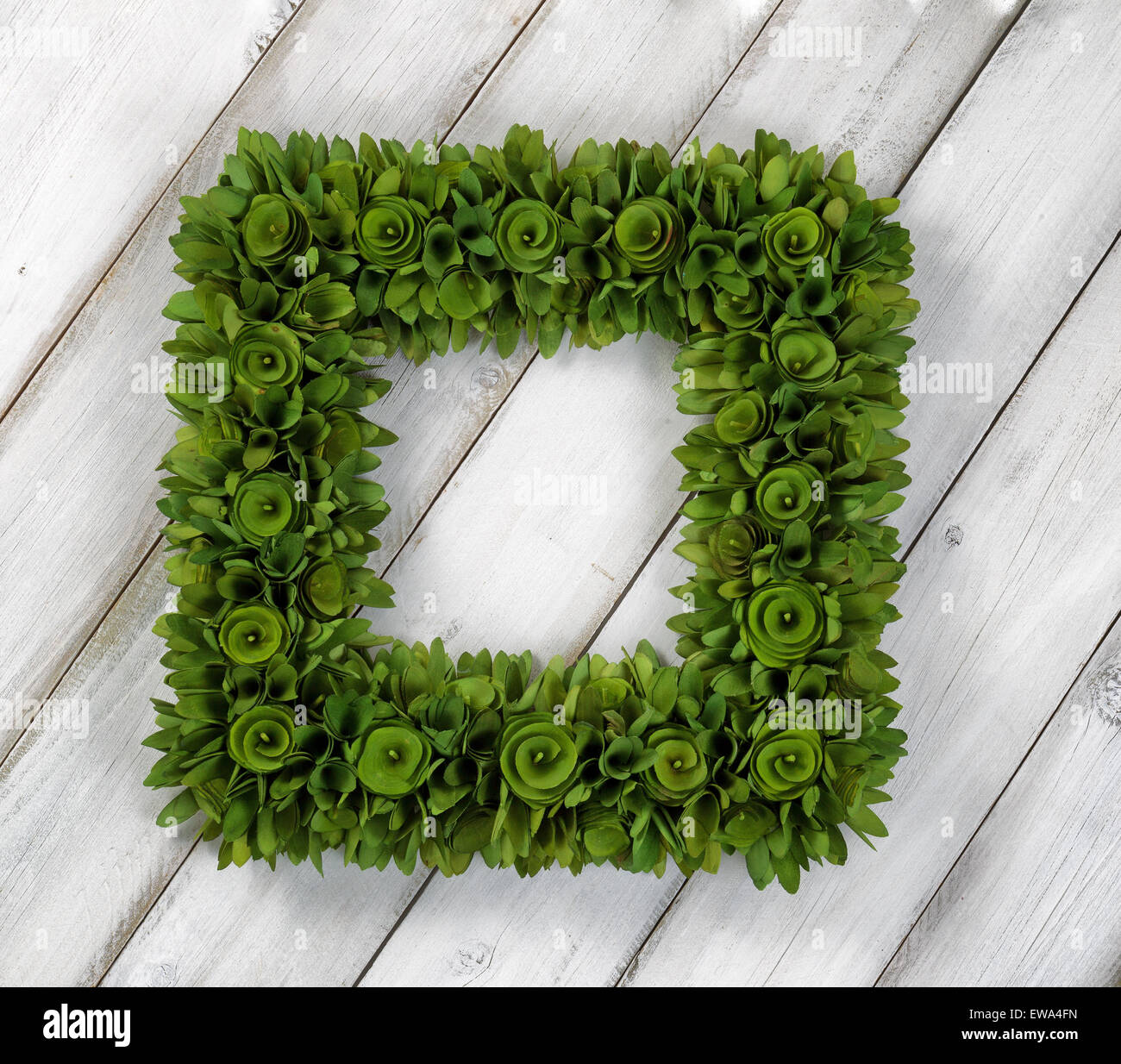 In legno fatti a mano chip corona sul bianco rustico di tavole di legno. Foto Stock