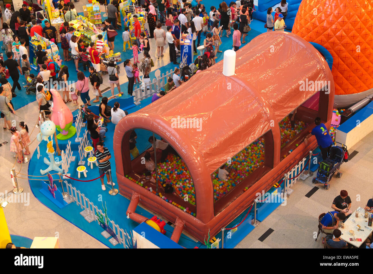 Pallone gonfiabile pit a Spongebob promozione massa al Pavillion Shopping Mall, a Kuala Lumpur in Malesia nel giugno 2015. Foto Stock